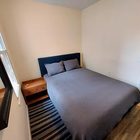 Comfortable With Workstation Apartment *