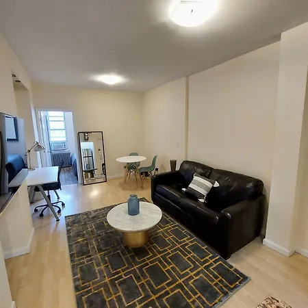 Comfortable With Workstation Apartment