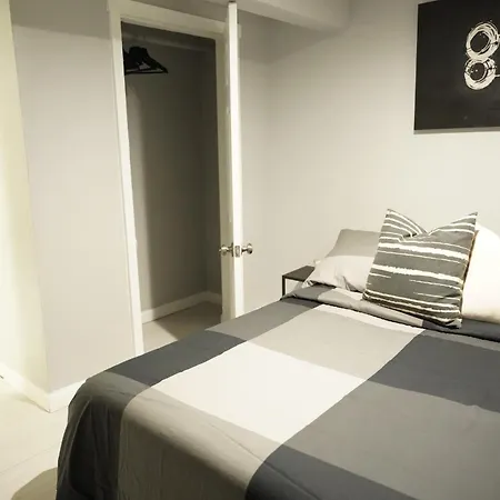 Cozy 2 Bedroom In A Lovely Forest Hills Neighborhood *