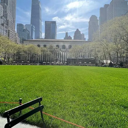 Massive 1br W Private Patio In Upper East Side *