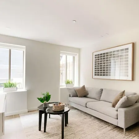 Massive 1br W Private Patio In Upper East Side