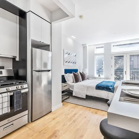 W Charming Juliet Balcony In Upper East Apartment