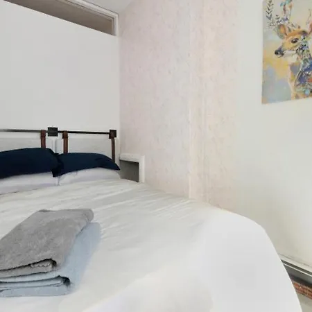 Apartment Monthly Nyc Rentals- Contemporary 2 Bedroom