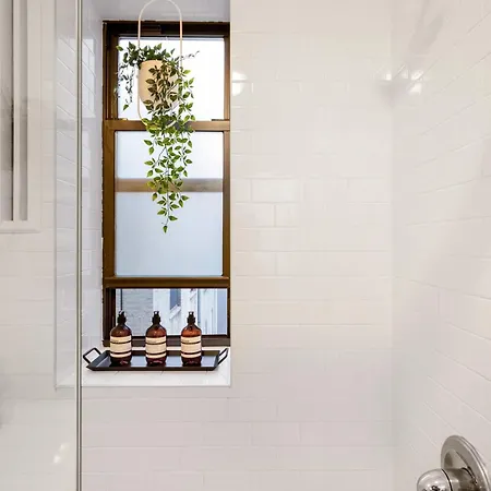 Apartment Bright Designer In Historic Harlem, 20 Minutes From Times Square! New York