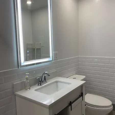 Cozy Bedroom With Bath And Separate Entrance