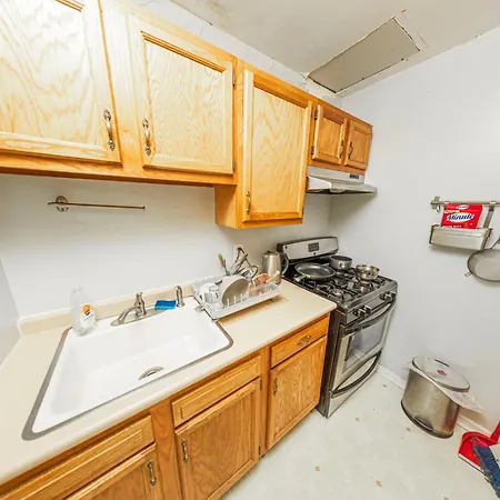 Ground Floor Williamsburg Private Bedroom Near Subway Homestay *