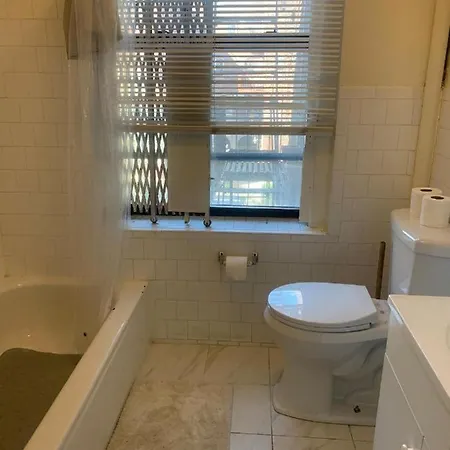 3 Bedrooms 2f New York