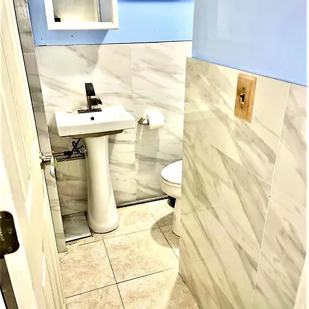 Lga Airport Near, Walk In Bsmt In A Private House! Apartment