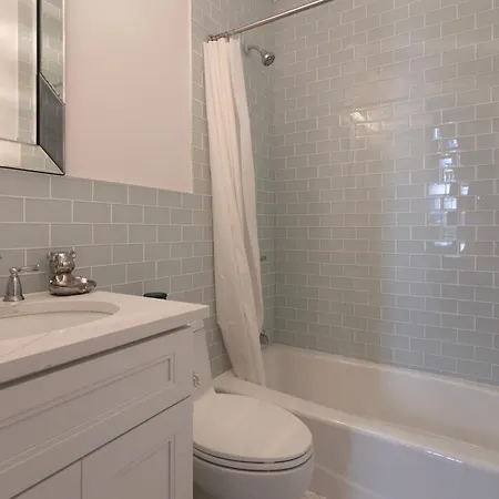 Little Manhattan 5 Min Walk To Times Square Private Bathroom World Cup 2026 Ready Homestay *