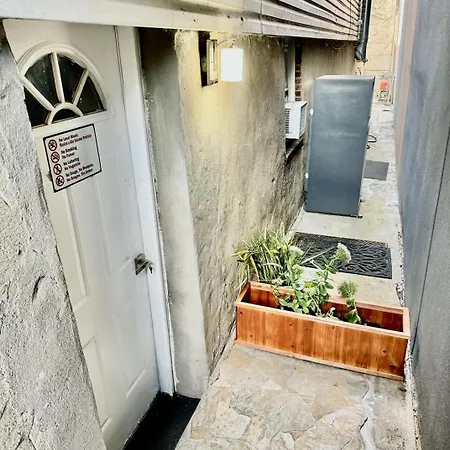2 Bedroom Apt In Private, Lic With Backyard ! * New York