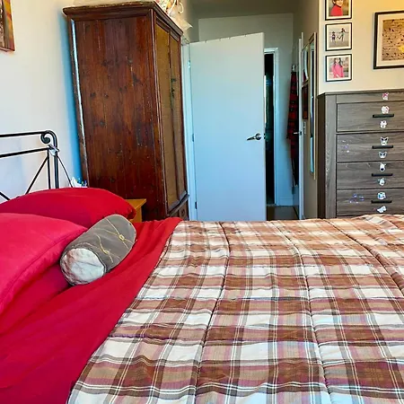 Homestay The Kalahari Queen Bed With Private Bath
