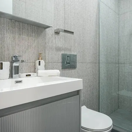 Apartment 180-1 3br 2baths With Private Outdoors East Village *