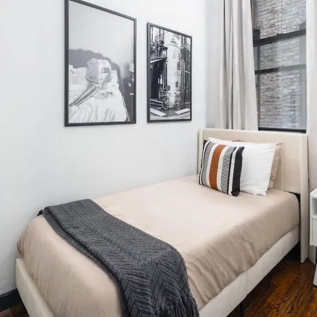 Stylish Duplex In Manhattan With Backyard New York