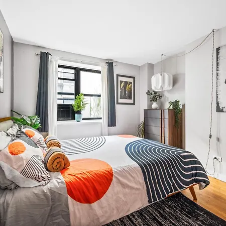 Modern Monthly Lower East Side One Bedroom Apartment *