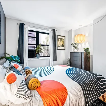Modern Monthly Lower East Side One Bedroom Apartment *