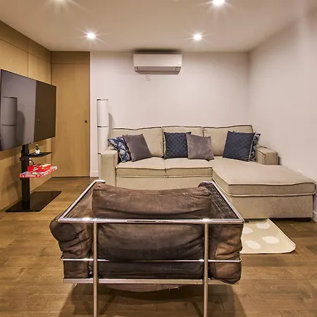 Modern 2 Bedroom Retreat In Downtown Manhattan *