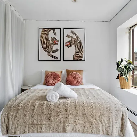 Apartment Chinatown Essential 2 Bedroom 900 Square Feet *