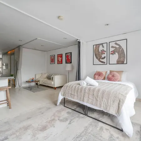 Chinatown Essential 2 Bedroom 900 Square Feet *