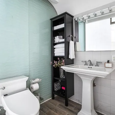 Chinatown Essential 2 Bedroom 900 Square Feet *