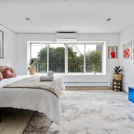 Apartment Chinatown Essential 2 Bedroom 900 Square Feet