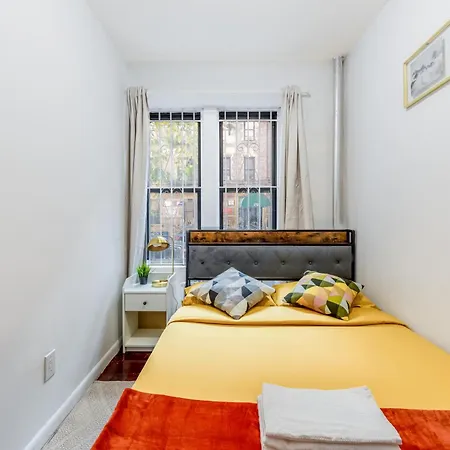 Charming 2-bedroom Haven In Manhattan