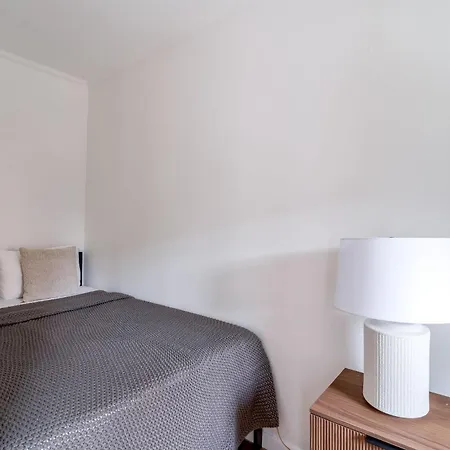 Apartment Bright 3br 1ba Retreat In Hells Kitchen Steps From Times Square *