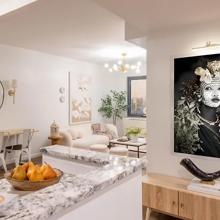 Designer For 6, Views, Near Times Square! Apartment