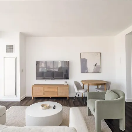 Luxx 2 Bed 1,5 Bath Midtown Apartment