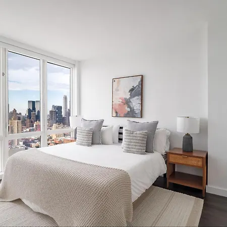Luxx 2 Bed 1,5 Bath Midtown Apartment New York