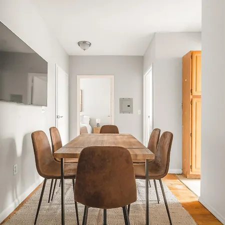 Apartment Stunning 3-bedroom In City!