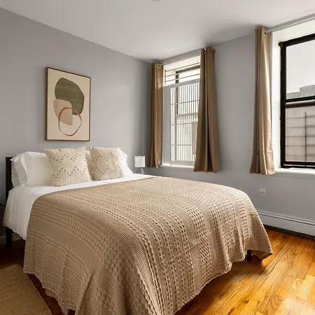 Apartment Stunning 3-bedroom In City! *