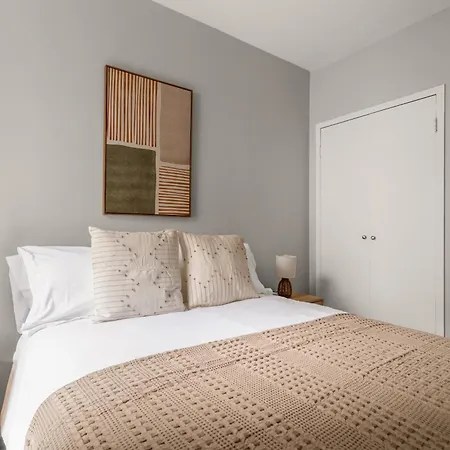 Apartment Stunning 3-bedroom In City! *