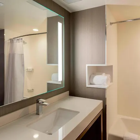 Courtyard By Marriott Queens/fresh Meadows
