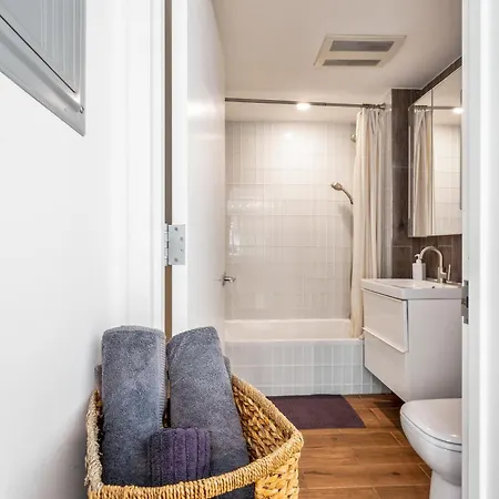 Prime Williamsburg Luxury One Bedroom With Balcony Apartment *