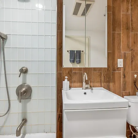 Prime Williamsburg Luxury One Bedroom With Balcony *