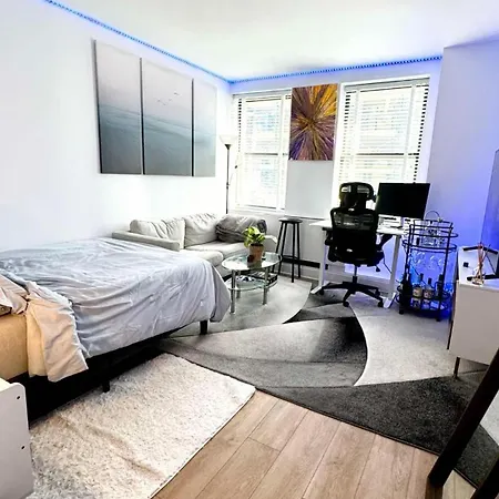 Homestay Spacious Master Bedroom In A 3bedroom Next To Empire State Building With Great Street View - Available For 2months Subletting *