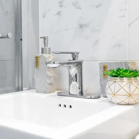 69-5c Festive Comfort Brand New 1br Lower East Side Christmas Ready *