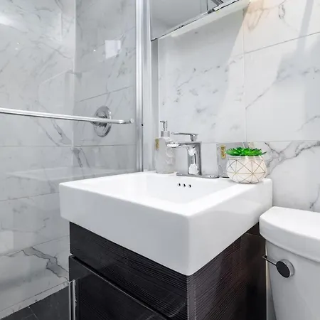 69-5c Festive Comfort Brand New 1br Lower East Side Christmas Ready