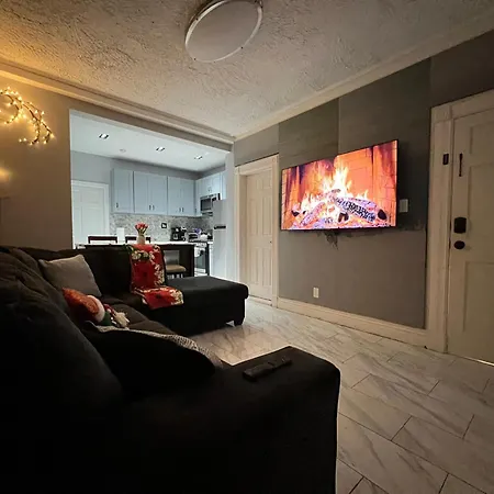 3 Bedrooms In 2nd Floor Modern Brooklyn Home, Close To J Train Guest house *