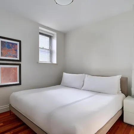 Aparthotel Aka Times Square 4*