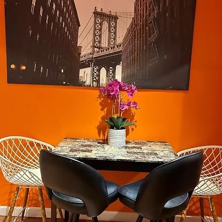 Cozy Woodside Near Manhattan Apartment *