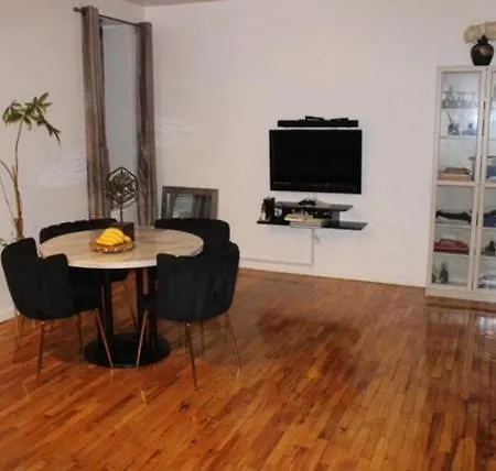 Cozy Two Bedroom For Rent Apartment *