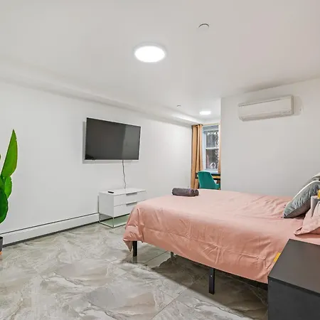 Upper East Side Luxury 3br 2b 1700 Square Feet Hotel