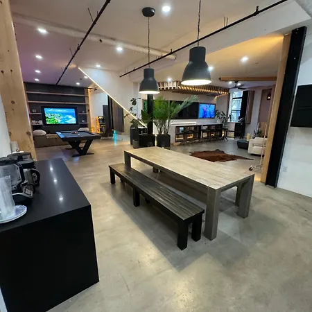 Extraordinary 3 Bedrooms Gigantic Loft Apartment