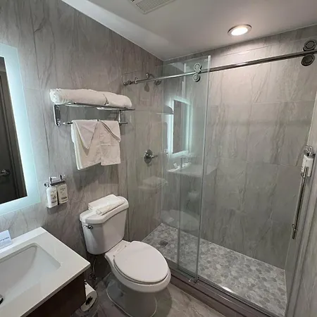 Holiday Express & Hotel 3*