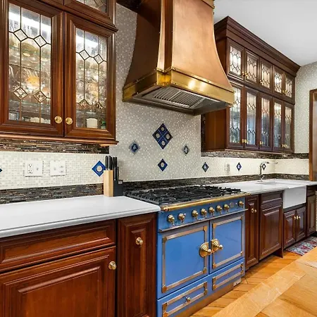 Northern Lights Mansion Bed & Breakfast 4*
