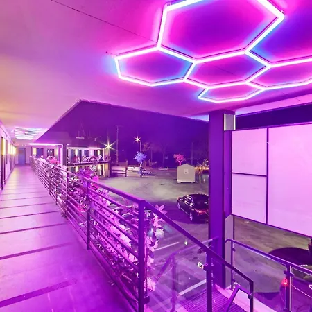 Hotel Opus Bronx Near Bay Plaza Mall 3*