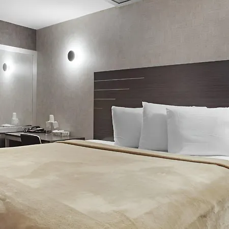 Opus Bronx Near Bay Plaza Mall 3*