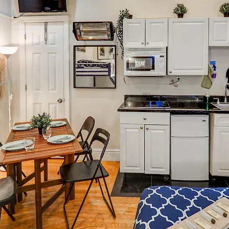 Metropolitan Manhattan Apartment *