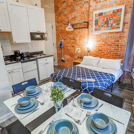 Metropolitan Manhattan Apartment